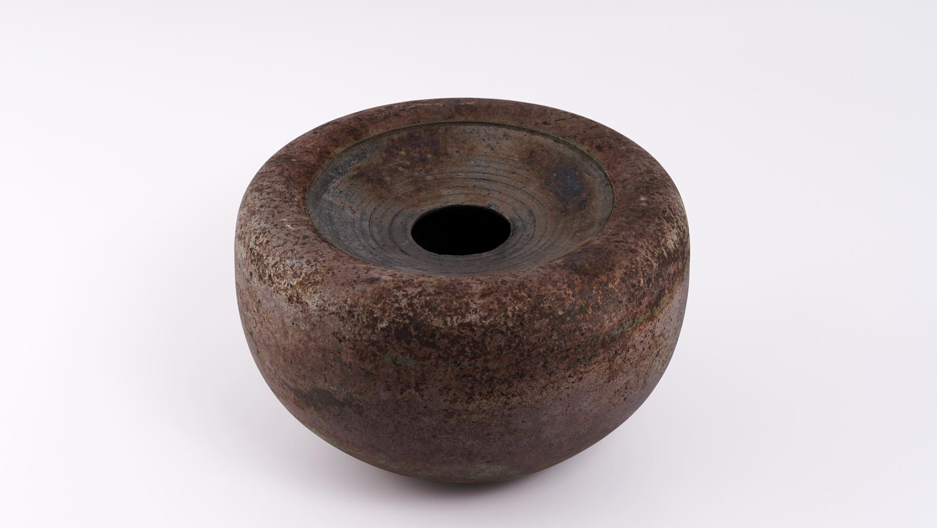 Rakugefäß mit ausgewogener weiblicher Form, samtige Oberfläche,rostähnlicher Charakter