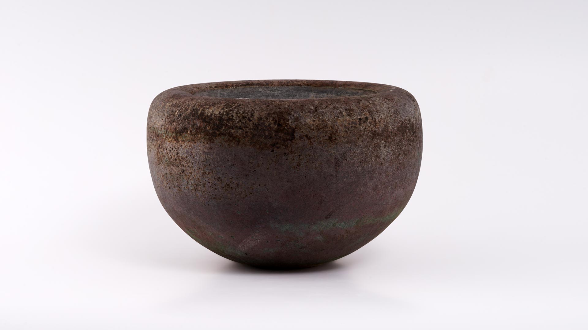 Rakugefäß mit ausgewogener weiblicher Form, samtige Oberfläche,rostähnlicher Charakter