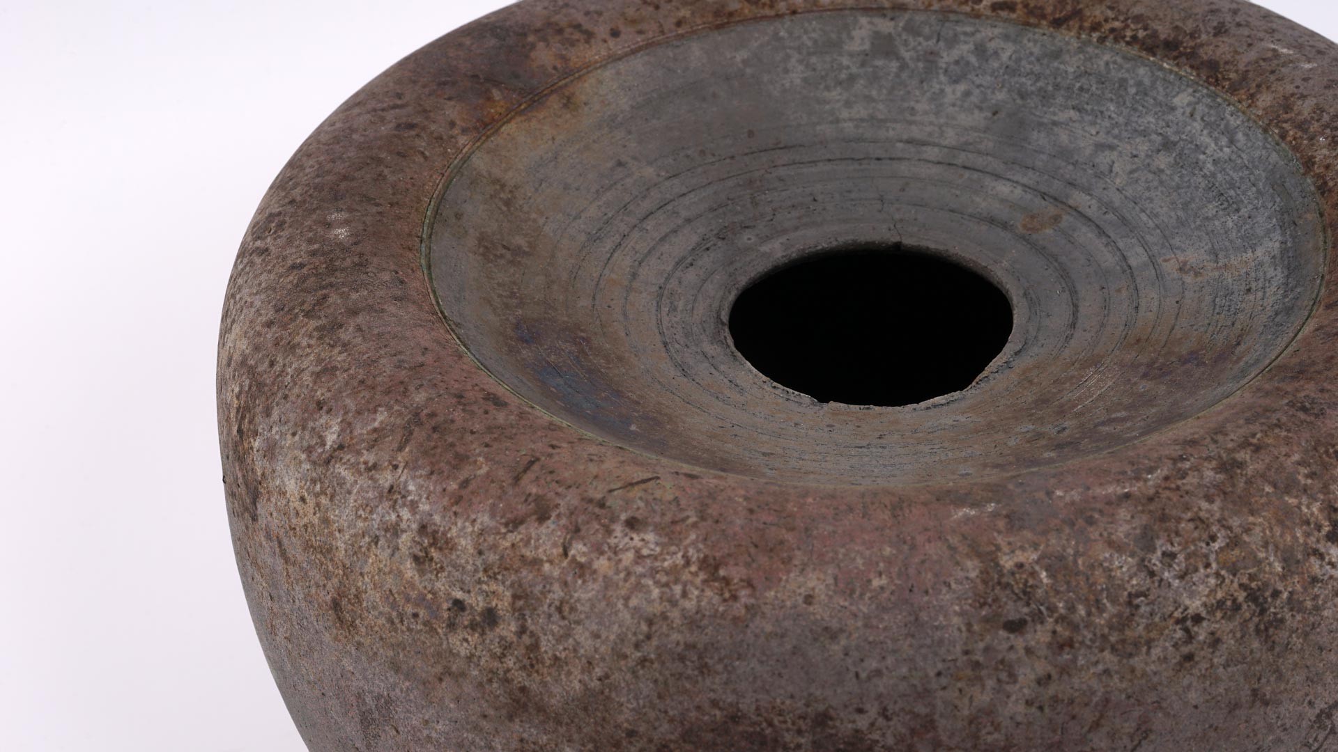 Rakugefäß mit ausgewogener weiblicher Form, samtige Oberfläche,rostähnlicher Charakter