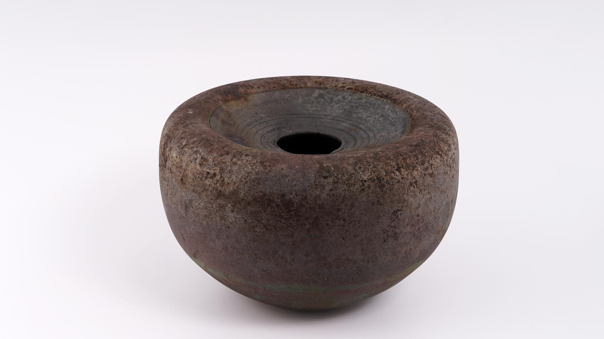 Rakugefäß mit ausgewogener weiblicher Form, samtige Oberfläche,rostähnlicher Charakter