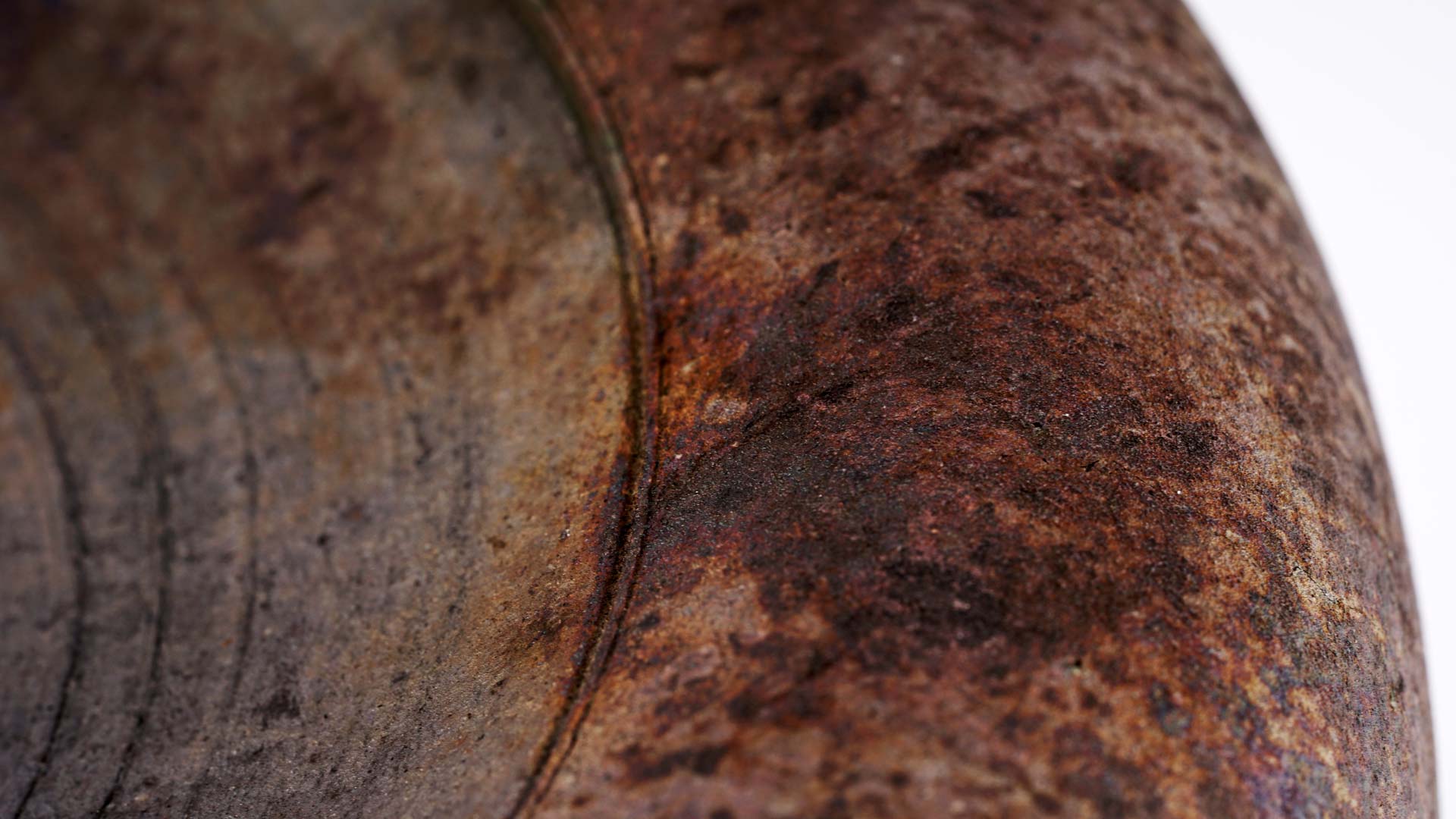 Rakugefäß mit ausgewogener weiblicher Form, samtige Oberfläche,rostähnlicher Charakter