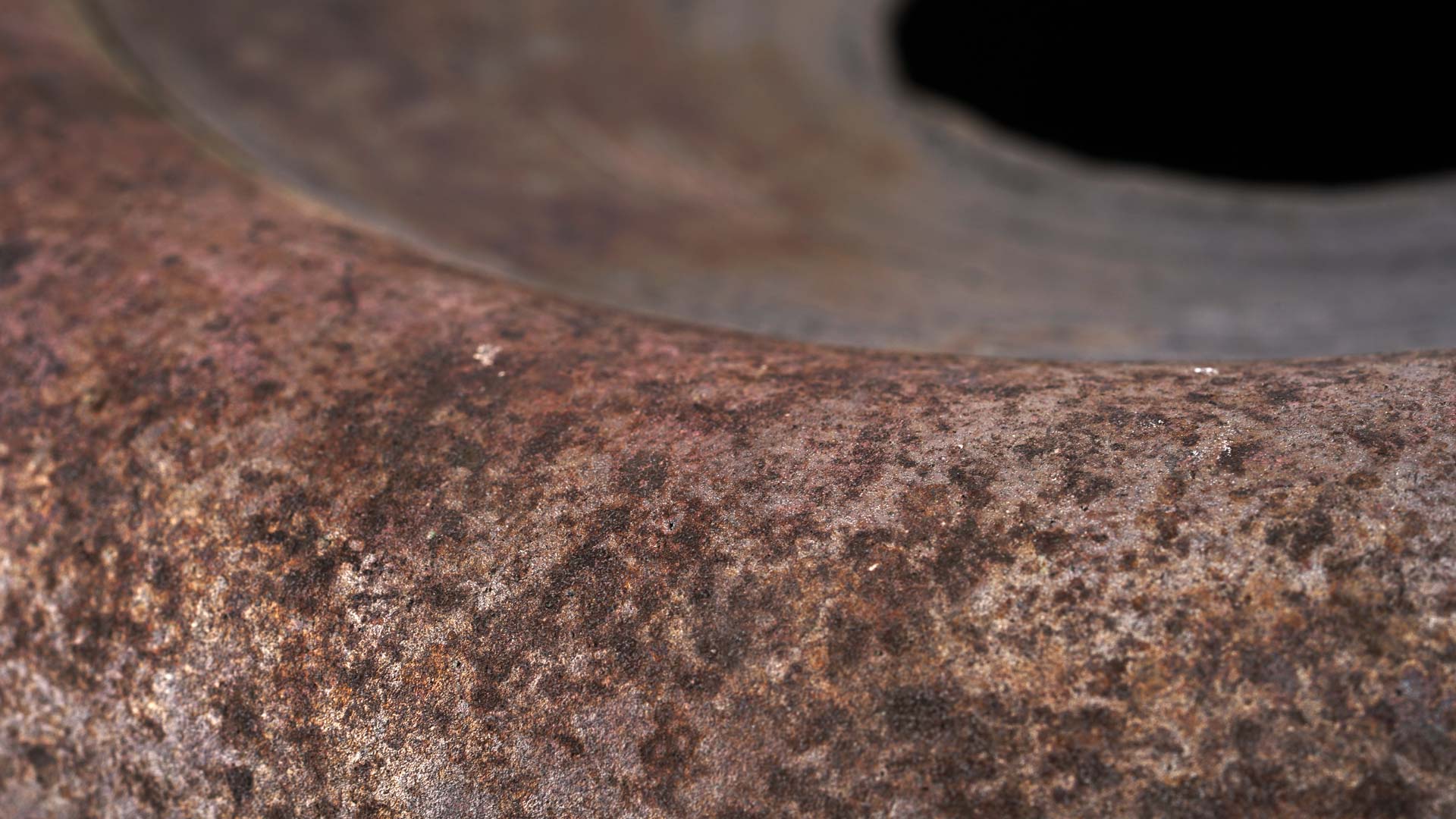 Rakugefäß mit ausgewogener weiblicher Form, samtige Oberfläche,rostähnlicher Charakter